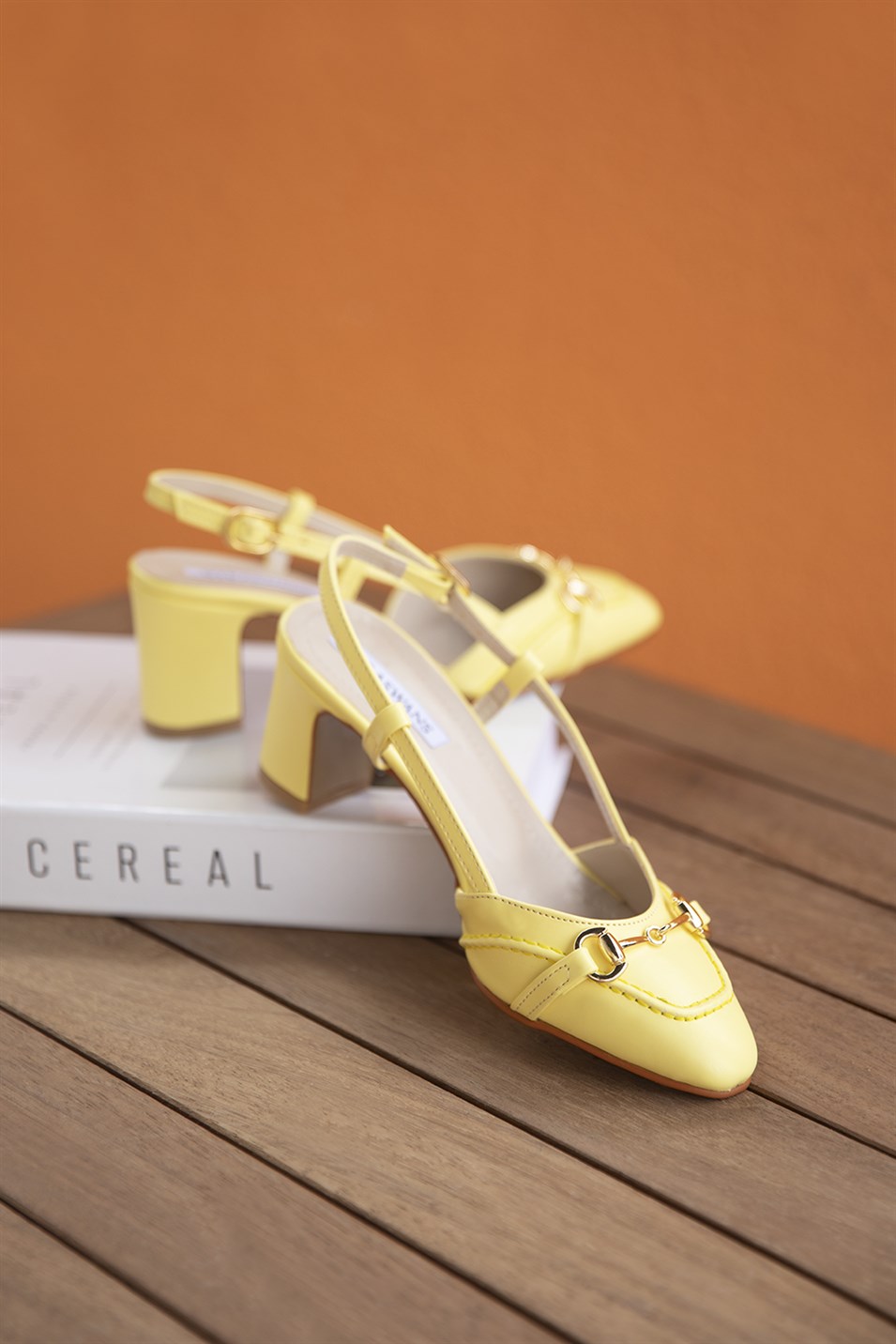Emma  Kadın Toka Detay  Deri Topuklu Ayakkabı Sarı