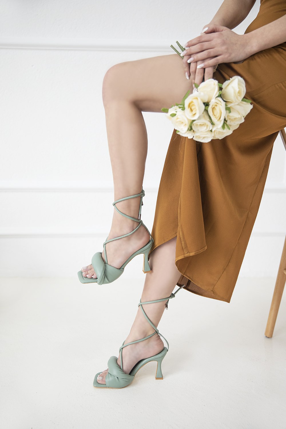 Laxen Kadın Topuklu Küt Burun  Bilekten Bağlı Deri Sandalet Yeşil