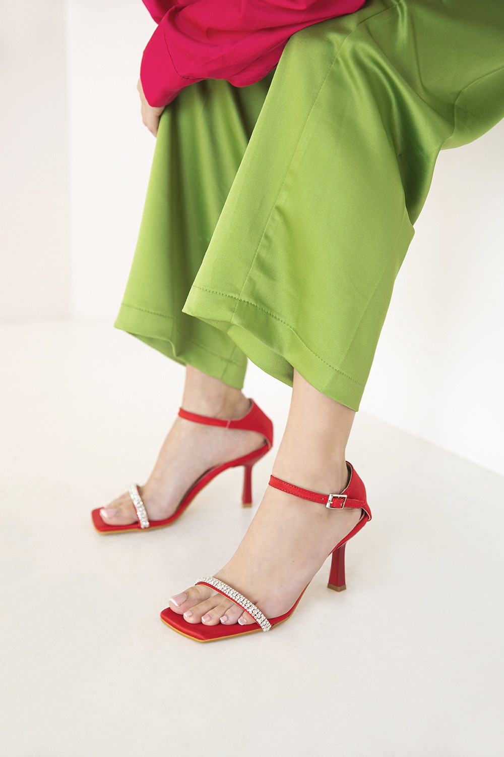 Monaco Kadın  Küt Burun Taş Detay Topuklu Sandalet Kırmızı