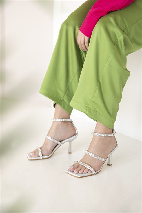 Alvaro  Kadın Taş Detay Topuklu Saten  Sandalet Gümüş