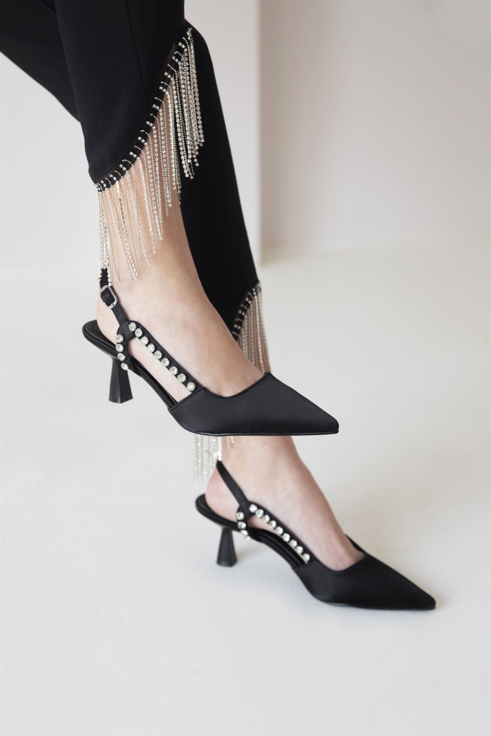 Arlo  Kadın Taş Detay Topuklu Saten  Ayakkabı Siyah